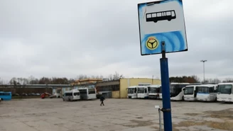 Pasażerowie zdezorientowani. Autobus jedzie, informacji nie ma