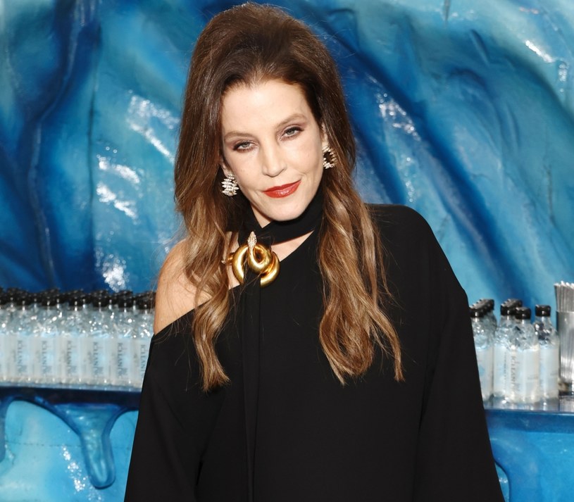 Córki Lisy Marie Presley - Riley Keough oraz 14-letnie bliźniaczki Harper i Finley Lockwood - wciąż nie mogą w spokoju przeżywać żałoby po jej śmierci. Właśnie zostały pozwane dosądu przez firmę pożyczkową, która domaga się spłaty kredytu zaciągniętego kredytu przez ich matkę. Dług, który muszą spłacić spadkobiercy Lisy Marie Presley, wynosi 3,8 mln dolarów.