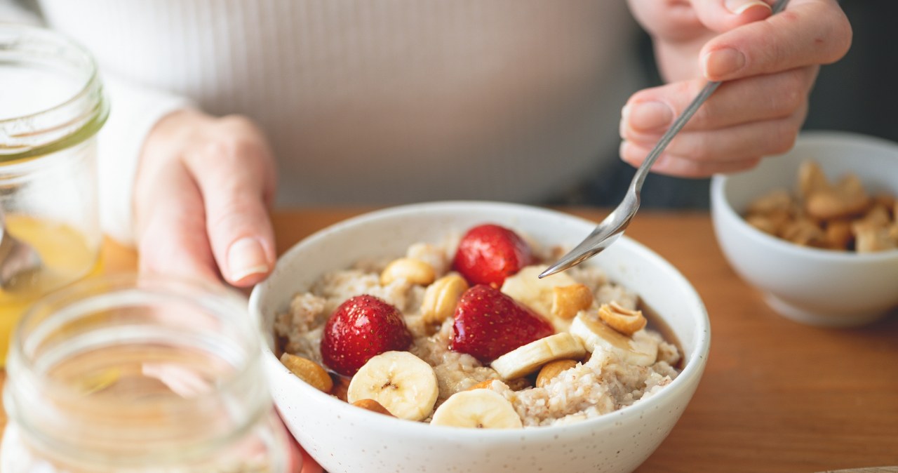 Dorzuć do mleka, zupy czy gulaszu. Te płatki obniżą cukier i cholesterol