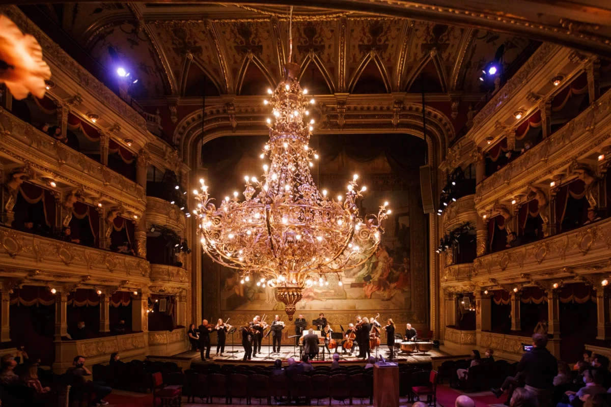 Miłośnicy Teatru im. Juliusza Słowackiego w Krakowie znów będą mieli wyjątkową okazję by wesprzeć tę instytucję. A także by zdobyć kolekcjonerski gadżet. Co dwa lata konserwacji wymaga olbrzymi kryształowy żyrandol. By to zrobić, trzeba go opuścić. Widzowie będą mogli go podziwiać z bliska, a nawet zdobyć żarówkę. 