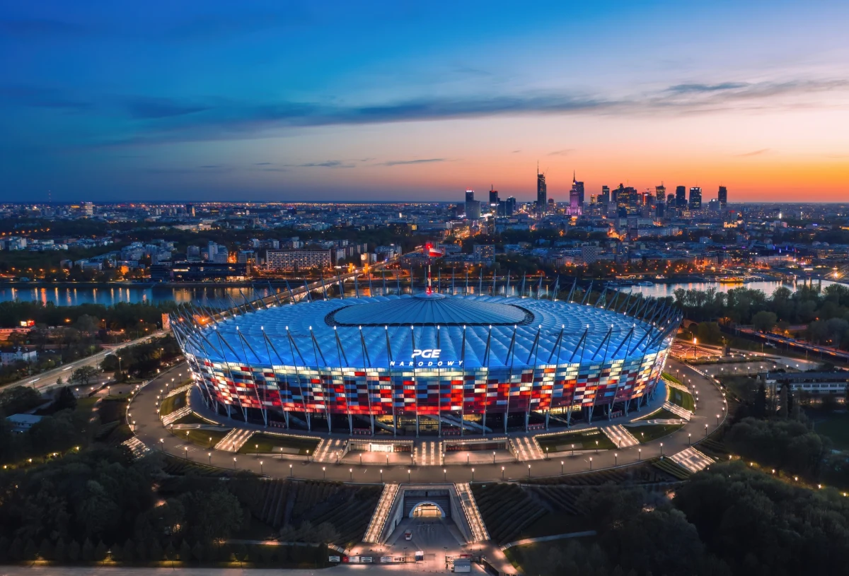 W piątek, 22 września o godz. 20, na stadionie Narodowym wystąpi sanah. Ratusz zachęca do korzystania z komunikacji miejskiej, szczególnie, że dla wszystkich będzie darmowa z okazji Dnia bez Samochodu. Od godziny 17 wyłączona z ruchu zostanie Saska Kępa.