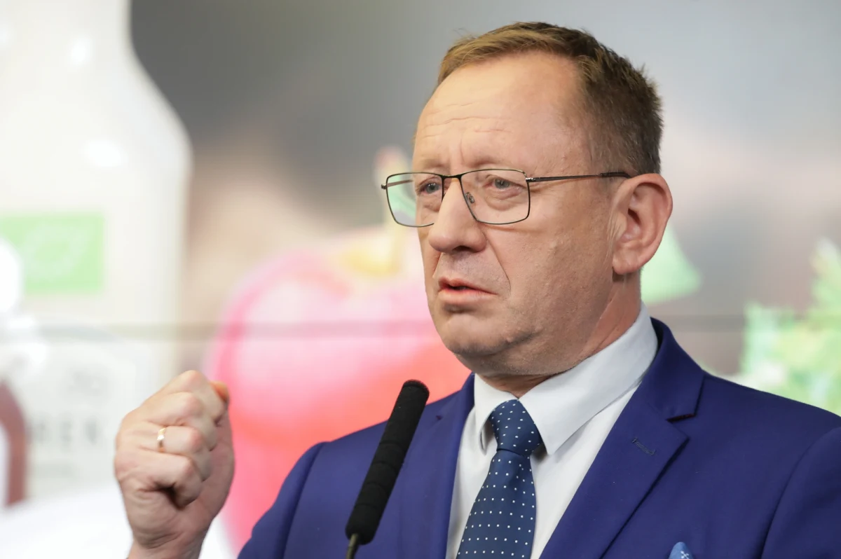 W przyszłym tygodniu zaplanowano kolejne rozmowy ministrów rolnictwa Polski i Ukrainy dotyczące problemu ze zbożem. "Polska nie zdejmie embarga, jeśli nie wypracujemy z Ukrainą pewnego, skutecznego rozwiązania" – podkreślił dziś minister rolnictwa Robert Telus. Dodał, że rozwiązanie to musi zabezpieczać interes polskiego rolnika.