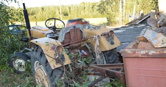 85-letni mężczyzna zginął na Lubelszczyźnie podczas rozładunku drewna na opał. Został przejechany przez koło ciągnika i rozrzutnik. Prawdopodobnie podczas pracy przypadkowo włączył bieg maszyny.    

