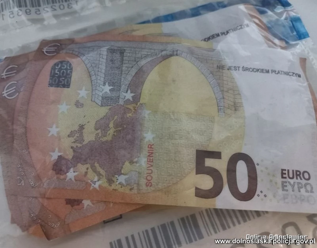20-latek próbował wymienić w kantorze w Bolesławcu zabawkowe pieniądze. Policjantom mówił, że wypłacił je w bankomacie w Niemczech i chciał wymienić po powrocie do Polski. Podejrzanemu grozi nawet 8 lat więzienia.  