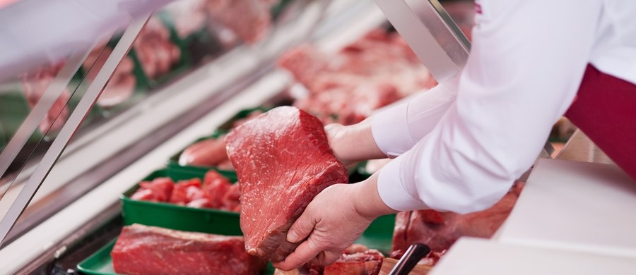 Nawet mała porcja czerwonego i przetworzonego mięsa, jak np. plastry smażonego bekonu, mogą zwiększyć ryzyko raka jelita grubego - wskazują na to badania prowadzone przez Uniwersytet Oxfordu na zlecenie Cancer Research UK. Wyniki tych badań opisuje BBC.