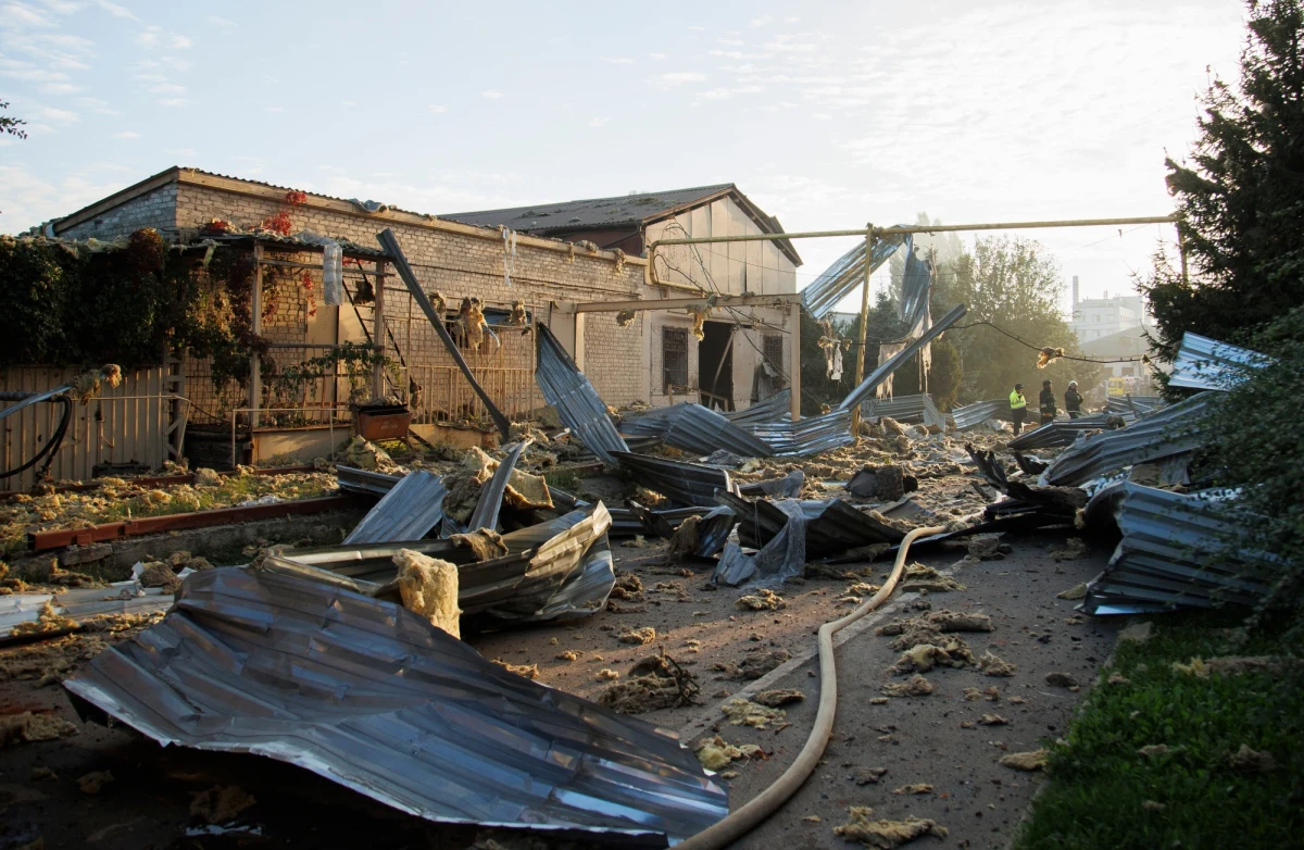Ukraińskim oddziałom udało się przełamać ostatnią linię rosyjskiej obrony w zachodniej części obwodu zaporoskiego. To pierwszy przypadek, kiedy ukraińska armia, wykorzystując ciężki sprzęt, przedostała się poza trzy linie rosyjskiej obrony, składające się m.in. z rowów przeciwczołgowych i betonowych zapór zwanych "zębami smoka" - zauważył ISW.
