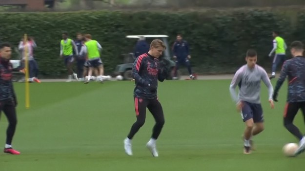 Kapitan Arsenalu Martin Odegaard podpisał nowy pięcioletni kontrakt.

24-letni norweski pomocnik miał ogromny wpływ na ostatnie odrodzenie "The Gunners" od czasu przeprowadzki z Realu Madryt na stałe w sierpniu 2021 roku za około 30 milionów funtów (36,75 USD) po początkowym wypożyczeniu.