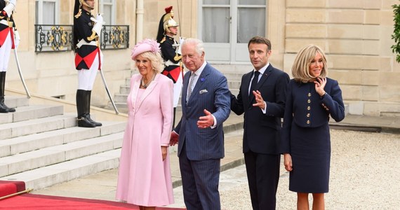 Dobiega końca trzydniowa wizyta króla Karola III i jego żony królowej  Camilli we Francji, pierwsza państwowa dla brytyjskiego monarchy po przejęciu przez niego tronu po śmierci matki, królowej Elżbiety II. Po dwóch dniach w Paryżu, dziś królewska para udała się do Bordeaux.  