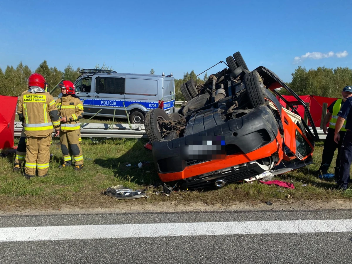 Dwie osoby zginęły w wypadku na A4 koło Rzeszowa. Bus, przewożący kilkanaście osób niepełnosprawnych, dachował po zderzeniu z osobówką. 