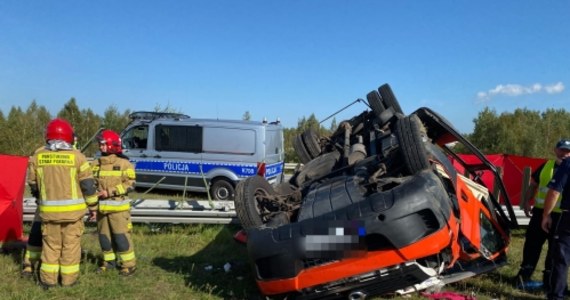 Dwie osoby zginęły w wypadku na A4 koło Rzeszowa. Bus, przewożący kilkanaście osób niepełnosprawnych, dachował po zderzeniu z osobówką. 