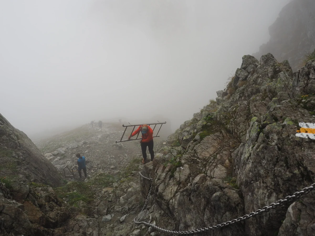 Orla Perć jest uważana za najtrudniejszy szlak w polskich Tatrach. Po trwającym przez całe wakacje remoncie, Orla Perć jest ponownie dostępna dla turystów. Historyczna drabinka zabezpieczająca szlak trafi wkrótce na ekspozycję Tatrzańskiego Parku Narodowego.