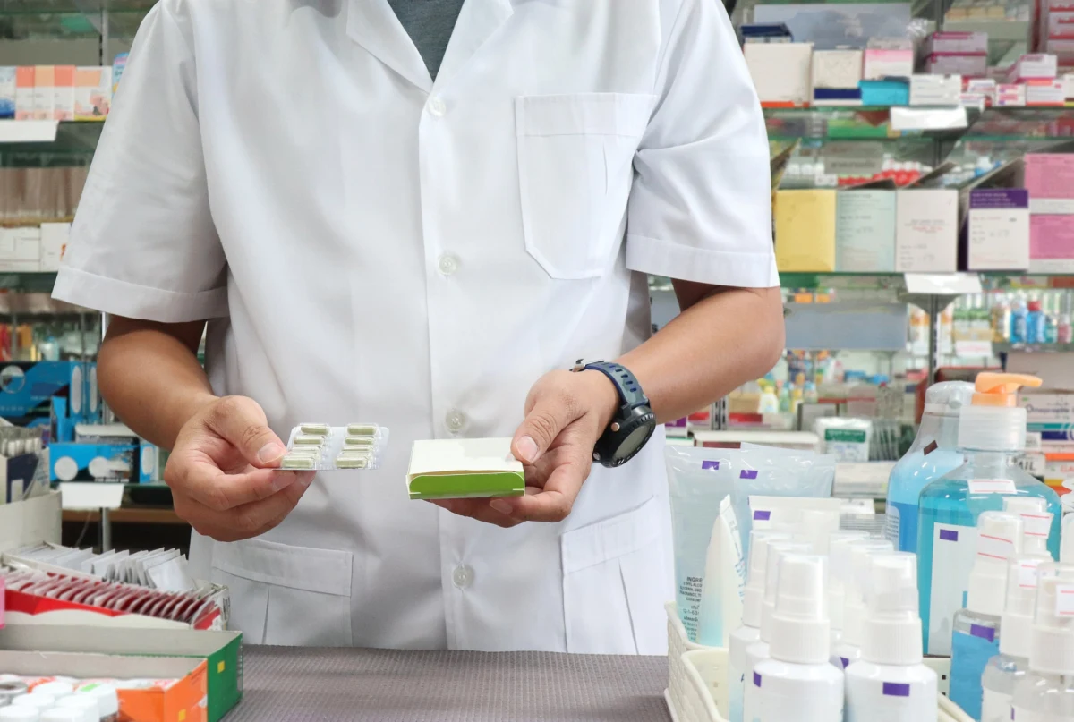 Farmaceuci mogą wydać pacjentom leki na receptę maksymalnie na 120 dni. Nawet jeśli recepta jest roczna lub półroczna. Ta zmiana właśnie weszła w życie. Farmaceuci alarmują, że przepisy są niejasne i mogą spowodować, że część pacjentów zostanie nawet bez leków. Od dawna bezskutecznie proszą Ministerstwo Zdrowia o interpretacje lub ujednolicenie przepisów.