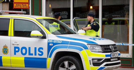 Nie żyje dwóch mężczyzn postrzelonych w czwartek późnym wieczorem w pubie w szwedzkim mieście Sandviken, 170 km na północ od Sztokholmu. Według policji strzelanina miała związek z porachunkami gangów, a jedna z ofiar zginęła przez przypadek. Jak podała gazeta "Expressen", celem zamachu był 20-letni przestępca, przypadkową ofiarą 70-letni niewidomy stały bywalec lokalu.