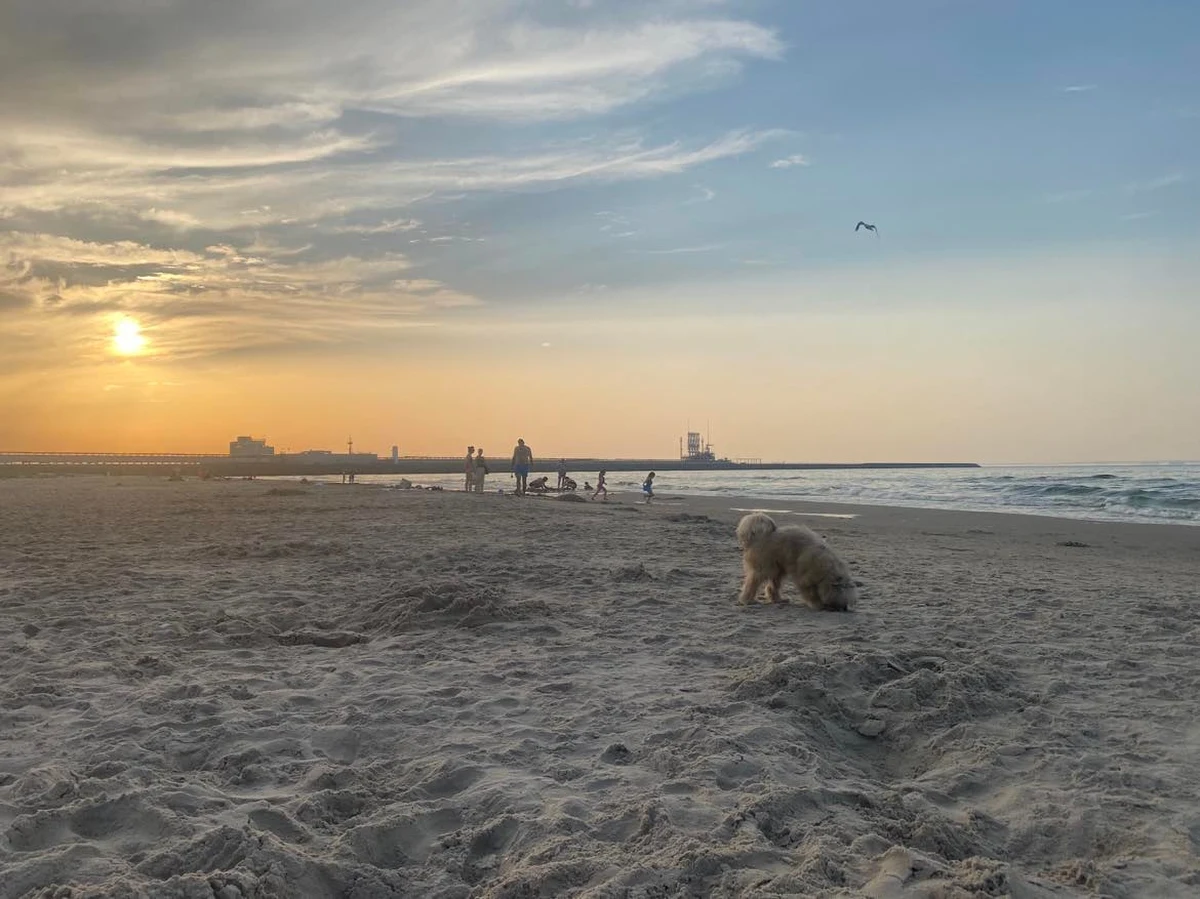 ​To ostatni weekend ze strzeżonymi kąpieliskami nad morzem. Jako ostatnie sezon kąpielowy zakończy w ten weekend Świnoujście. Na razie nie znikną natomiast autobusy jadące na plażę przez zamkniętą strefę przy terminalu LNG. 