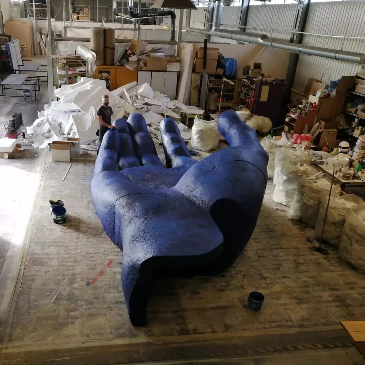 Rzemieślnicy teatru im. Juliusza Słowackiego zdobyli tytułu "Mistrzów Rzemiosł Artystycznych".  Jest to wyróżnienie i docenienie artystów, którzy posiadają ogromny dorobek zawodowy w zakresie tworzenia lub odtwarzania przedmiotów o walorze artystycznym lub zabytkowym. To dzięki nim najśmielsze projekty scenografów i kostiumografów nabierają fizycznych właściwości i mogą zachwycać widzów. W tym roku szczególnie zwrócono uwagę na ślusarzy, modelatorów, perukarzy, charakteryzatorów, krawców czy fryzjerów. Ze starszym specjalistą rzemiosł teatralnych Łukaszem Pipczyńskim w jego pracowni rozmawiała Marlena Chudzio. 