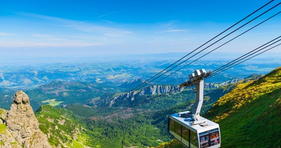 Milion 732 tysiące turystów odwiedziło Tatry w minione wakacje. Chociaż to imponująca liczba, to jednak daleka od frekwencyjnego rekordu. W 2021 roku w wakacje po polskich Tatrach wędrowało milion 909,5 tysiąca osób - podsumował Tatrzański Park Narodowy (TPN).