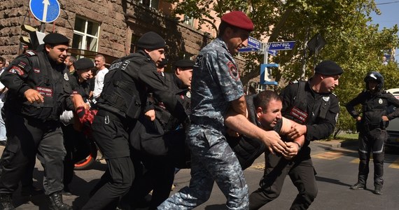 W stolicy Armenii Erywaniu trwają od rana w piątek - czwarty dzień z rzędu - protesty wywołane sytuacją w Górskim Karabachu; pod budynkiem rządu demonstrujący żądają dymisji premiera Nikola Paszyniana; policja zatrzymuje protestujących - relacjonuje portal News.am.