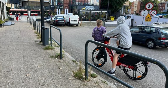 Zablokowano 250 kont użytkowników roweru miejskiego Mevo 2.0. Powodem jest nagminne łamanie regulaminu. Urzędnicy zapowiadają, że to nie koniec. Od soboty wprowadzone zostaną kary finansowe. 