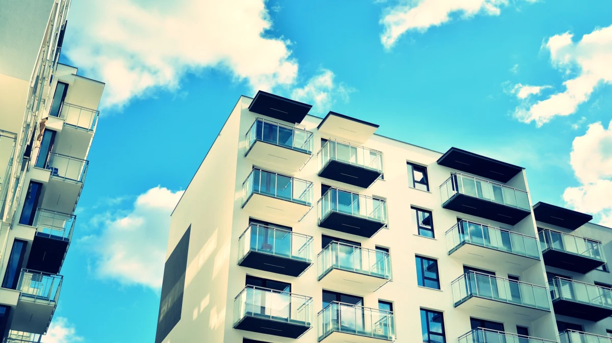 Lewica swój pomysł na system mieszkań komunalnych i społecznych zamierza oprzeć na rozwiązaniu funkcjonującym w Wiedniu. W sobotę politycy tej partii w austriackiej stolicy planują zorganizować konwencję wyborczą. "Lewica chce skorzystać z doświadczeń Austriaków, bo to, co w Wiedniu jest realizowane, jest najbliższe jej propozycjom. Chodzi o to, żeby nie stawiać na deweloperów, tylko zwrócić uwagę na inne podmioty na rynku" - mówił na antenie internetowego Radia RMF24 Łukasz Drozda, politolog i urbanista z Uniwersytetu Warszawskiego. 