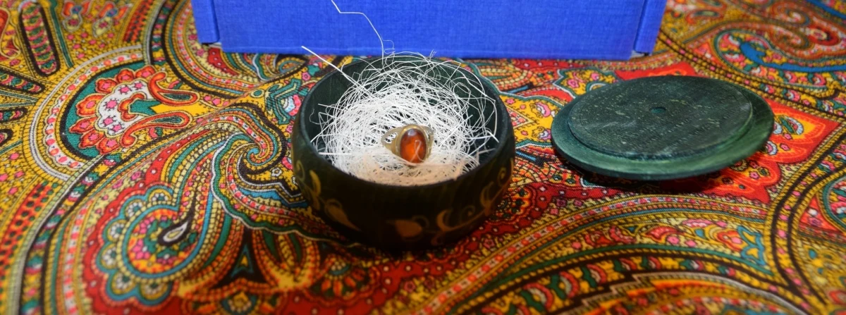 Po niemal 80 latach pierścionek więźniarki niemieckich obozów koncentracyjnych Ravensbrück i Neuengamme Karoliny Sitek wrócił do jej rodziny. Wnuczkę kobiety odnalazła wolontariuszka Międzynarodowego Centrum Badań Prześladowań Nazistowskich - Arolsen Archives. Dziś w Zakopanem odbyło się przekazanie tej wyjątkowej pamiątki. 