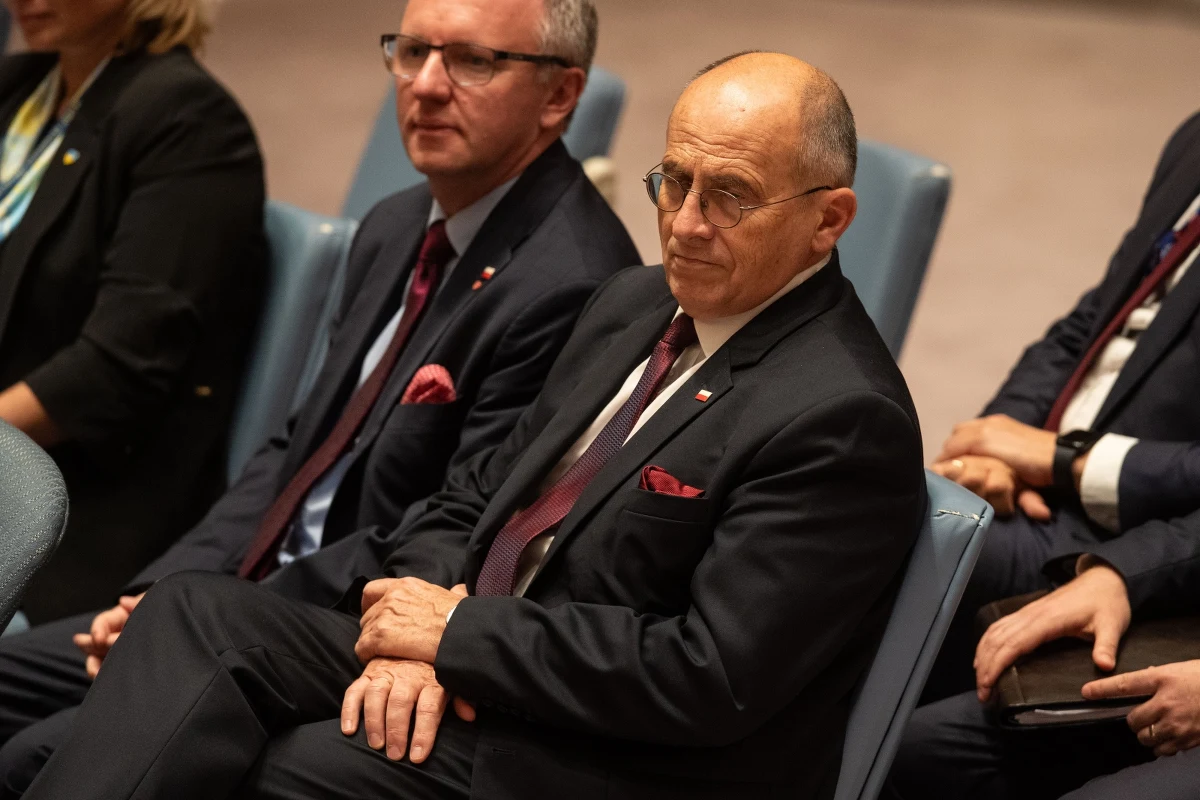 Nie ma zmiany polityki Polski wobec Ukrainy, ale doszło do radykalnej zmiany w postrzeganiu jej przez społeczeństwo za sprawą wypowiedzi prezydenta Zełenskiego i innych polityków  - powiedział minister spraw zagranicznych Zbigniew Rau w piątek w Nowym Jorku. Jak dodał, naprawa tej percepcji będzie wymagać "tytanicznej pracy".