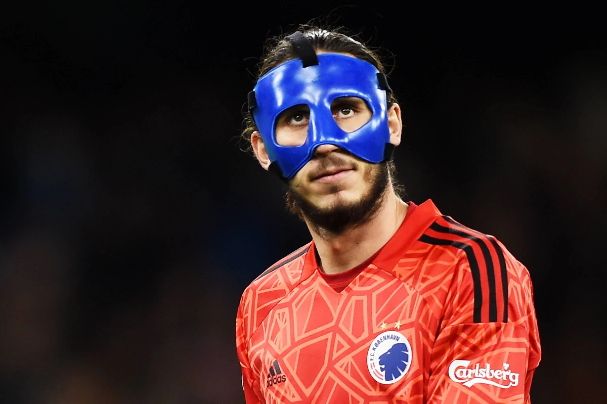 Nie milkną echa "konfrontacji" Kamila Grabary z Galatasaray Stambuł. Turecki klub oskarżył bramkarza FC Kopenhaga o działanie niezgodne z zasadami fair play UEFA i oczekuje, że zostanie ukarany przez swój klub. 