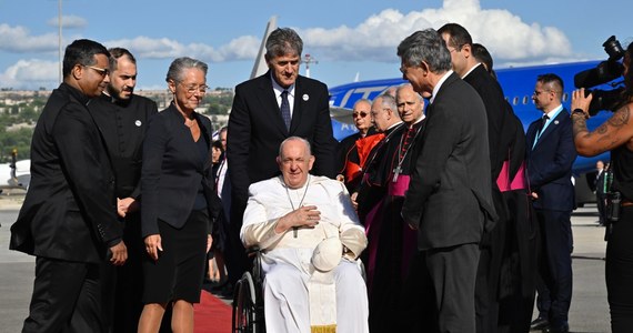 Papież Franciszek przybył w piątek do Marsylii na południu Francji z dwudniową wizytą. Na lotnisku papieża powitała premier Francji Elisabeth Borne.