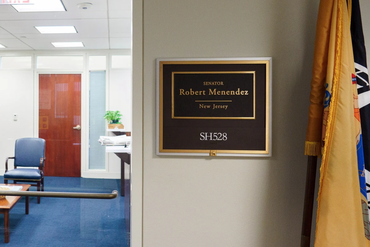 Prokuratura federalna postawiła w piątek zarzuty szefowi komisji spraw zagranicznych Bobowi Menendezowi i jego żonie, oskarżając go o przyjmowanie łapówek wartych setki tysięcy dolarów. Według śledczych w zamian za łapówki demokrata z New Jersey miał używać swoich wpływów w Senacie w interesie Egiptu.