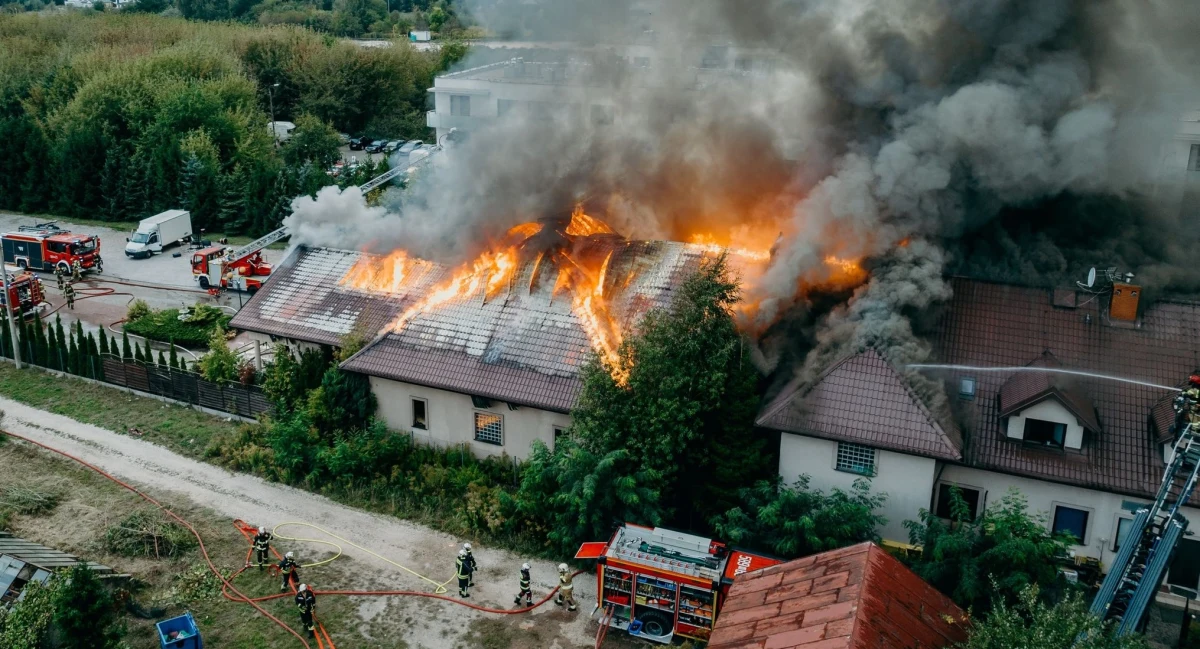 Pożar sali weselnej przy ul. Miodowej w Pruszkowie. Z budynku ewakuowano 150 osób. Nikt nie ucierpiał. 