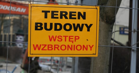 33-latek trafił do szpitala po wypadku na budowie obwodnicy Opatowa. Gdy pracował w wykopie, osunęła się na niego ziemia. 