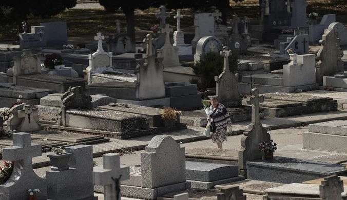 Złożyli ją do grobu, okazało się, że żyje. Śledczy mówią o dwóch wersjach