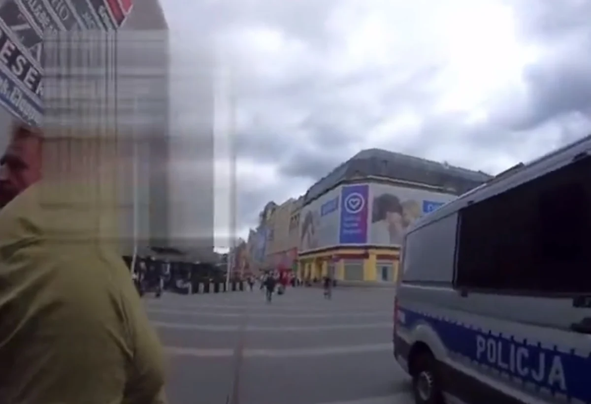 Sprawca napaści na posła Borysa Budkę usłyszał zarzuty naruszenia nietykalności cielesnej i zniszczenia mienia w postaci telefonu – wynika z informacji prokuratury. Prokurator zastosował wobec podejrzanego dozór policji i zakaz zbliżania się do posła.