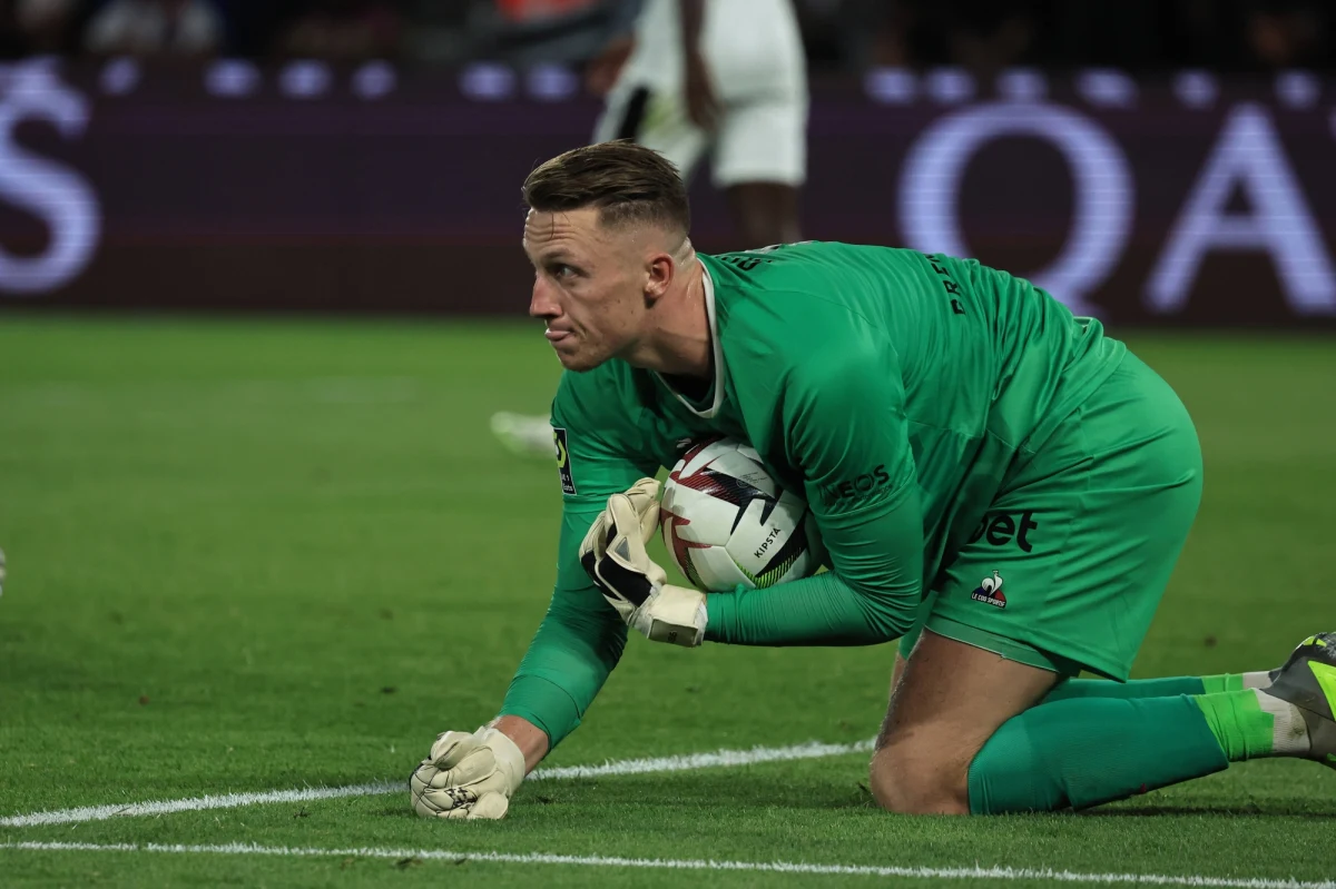 Marcin Bułka obronił dwa rzuty karne, a jego zespół OGC Nice wygrał na boisku AS Monaco 1:0 w piątkowym meczu 6. kolejki piłkarskiej ekstraklasy Francji i zmienił rywala na pozycji lidera. Dwukrotnie pechowym strzelcem okazał się młody amerykański napastnik Folarin Balogun.