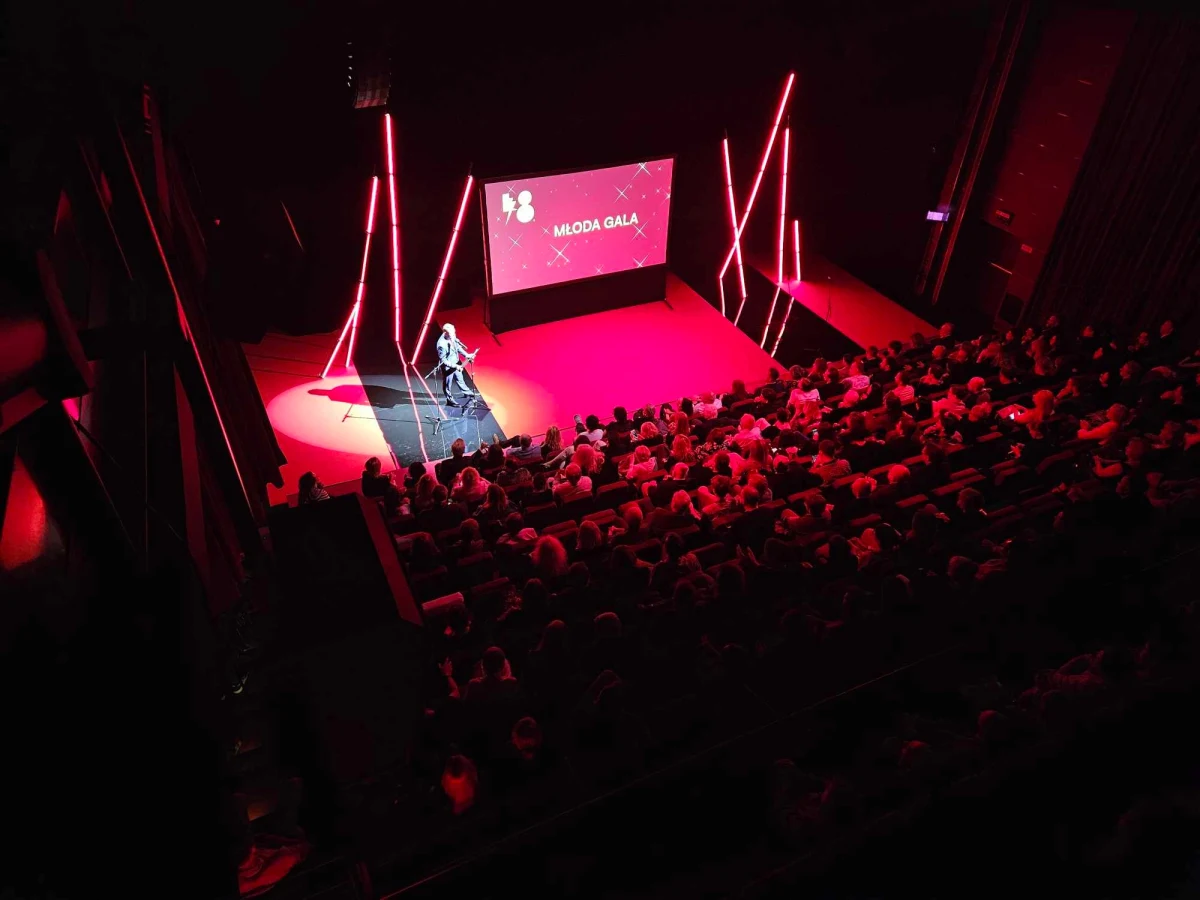 Obraz "Warszawa, Holandia" w reż. Ming-Wei Chiang otrzymał podczas 48. Festiwalu Polskich Filmów Fabularnych w Gdyni Nagrodę im. Lucjana Bokińca dla najlepszego filmu krótkometrażowego. Nagroda specjalna w tym konkursie powędrowała do "Pięknej łąki kwietnej" Emi Buchwald.