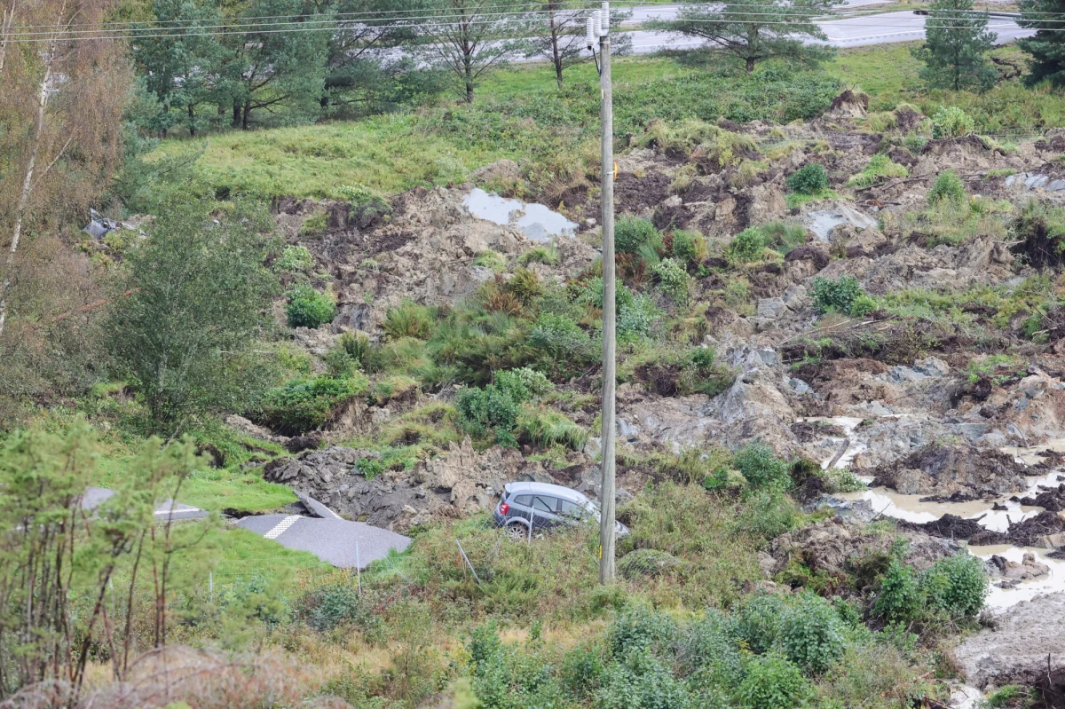 Gigantyczne osuwisko na autostradzie E6 w miejscowości Stenungsund na północ od Goeteborga w Szwecji. W nocy osunęła się tam ziemia na obszarze o średnicy pół kilometra. W powstałe kratery wpadło pięć samochodów. Trzy osoby zostały ranne.