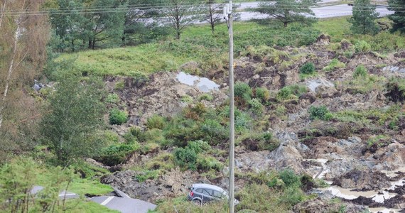 Gigantyczne osuwisko na autostradzie E6 w miejscowości Stenungsund na północ od Goeteborga w Szwecji. W nocy osunęła się tam ziemia na obszarze o średnicy pół kilometra. W powstałe kratery wpadło pięć samochodów. Trzy osoby zostały ranne.