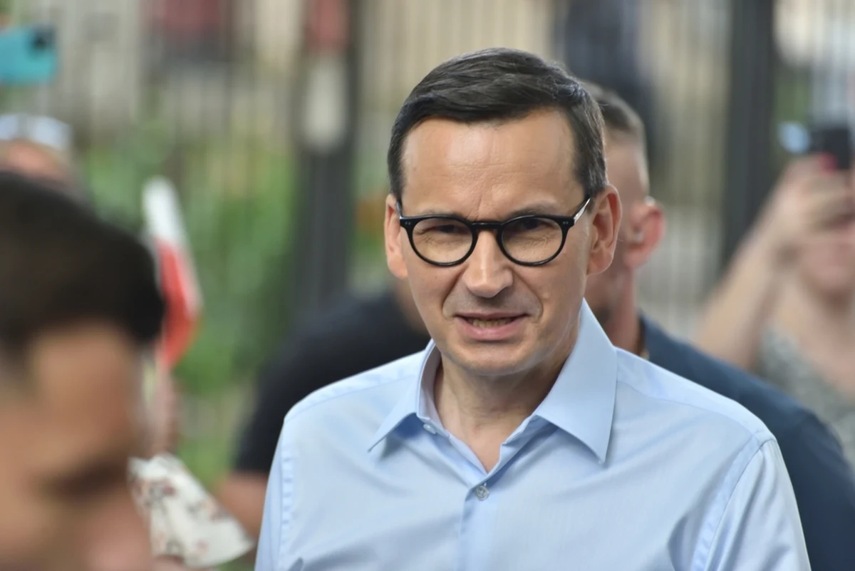 Dwaj mężczyźni wtargnęli na scenę, na której przemawiał Mateusz Morawiecki. Obaj odpowiedzą za wykroczenie. Sytuację skomentował sam premier: "Tu przed chwilą ktoś próbował mnie zaatakować". 