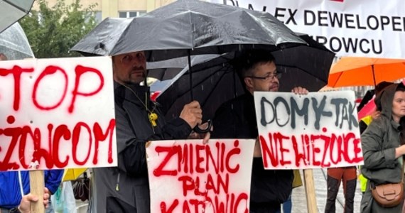 Grupa mieszkańców protestowała na rynku w Katowicach przeciwko m.in. polityce miasta wobec deweloperów. Protestujący sprzeciwiają się budowie wysokich bloków w sąsiedztwie osiedli domów jednorodzinnych. Podczas manifestacji trzymali w rękach żółte kartki.
