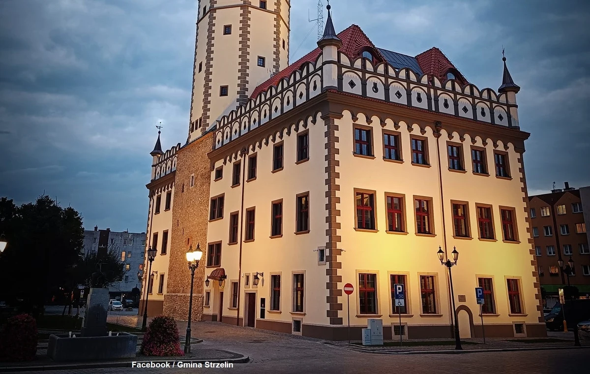 Dziś oficjalne otwarcie odbudowanego Ratusza w Strzelinie na Dolnym Śląsku. Budynek został zniszczony podczas II wojny światowej. Po latach samorząd zdecydował się go odbudować. Będzie tam nowa siedziba urzędu miasta. Inwestycja kosztowała 20 milionów złotych. Otwarcie połączono ze świętem patrona miasta Michała Archanioła. Na cały weekend zaplanowano dużo atrakcji.
