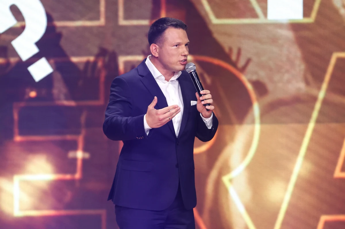 "Mam dość marazmu i ciągłego słuchania, że w Polsce nic się nie da poprawić i nawet nie warto próbować. Jeżeli politycy PiS-u i z PO są przekonani, że tu niczego się nie da zrobić, to powinni zmienić zawód i zająć się czymś innym" - mówił na konwencji Konferencji zorganizowanej w katowickim "Spodku" Sławomir Mentzen. "Konfederacja to siła odpowiedzialności politycznej za Polskę i za Polaków" – przekazywał natomiast Krzysztof Bosak.