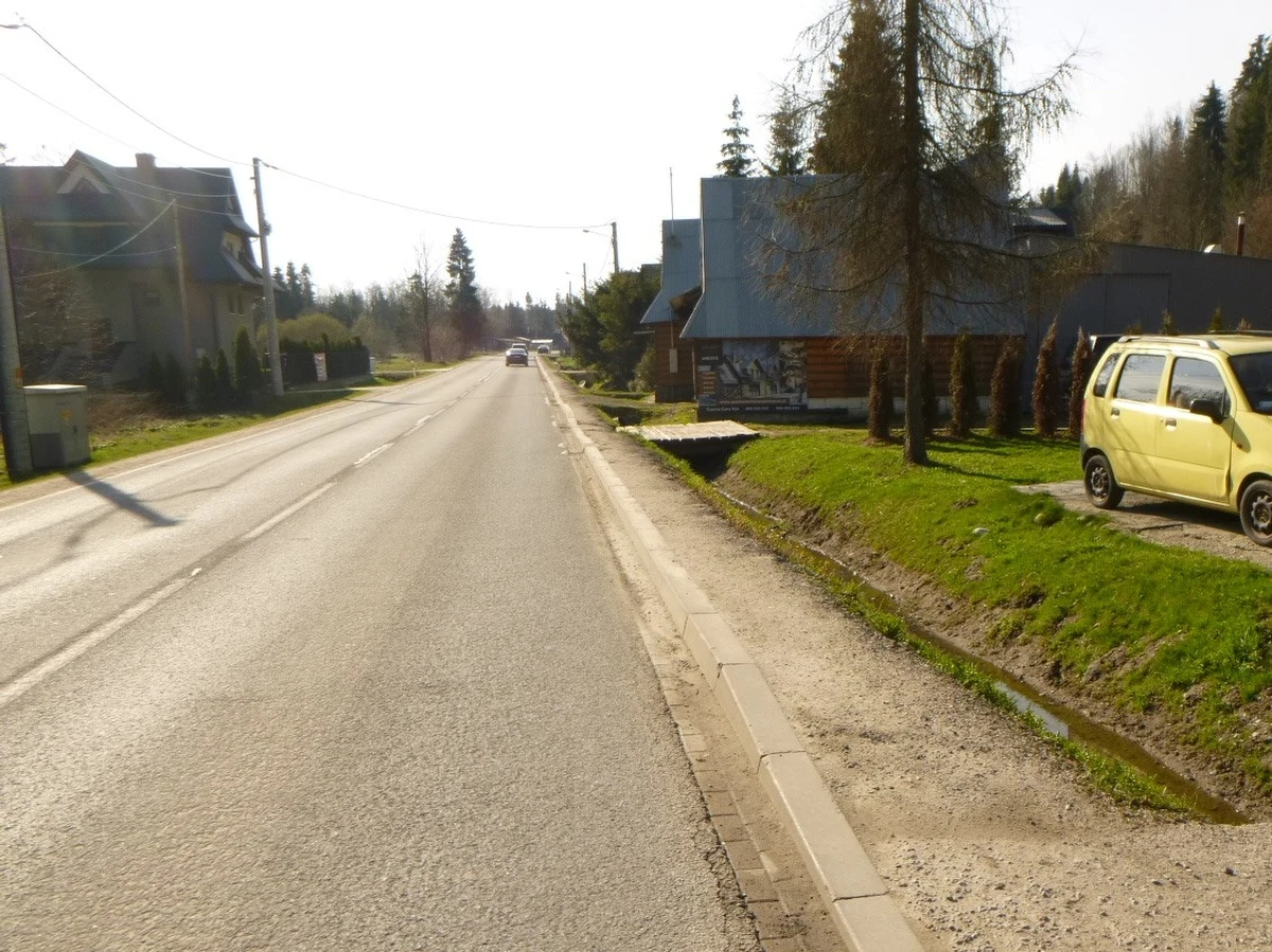 W poniedziałek rozpocznie się budowa chodnika o długości 900 metrów wzdłuż drogi krajowej nr 49 w Bukowinie Tatrzańskiej (woj. małopolskie). Kierowców i pieszych czekają utrudnienia w ruchu.