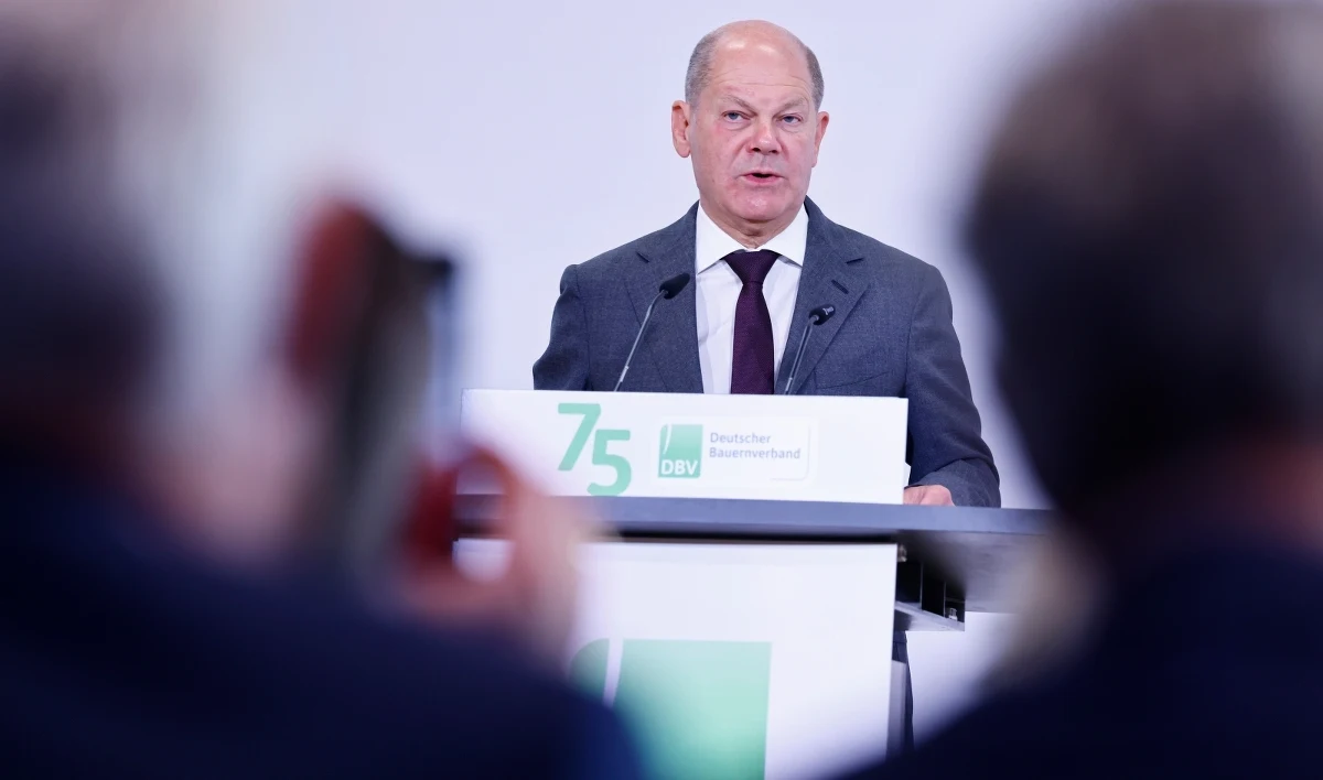 Olaf Scholz podczas wiecu Socjaldemokratycznej Partii Niemiec w Norymberdze opowiedział się za wzmocnieniem kontroli nielegalnej migracji i zapewnił o podjęciu dodatkowych środków w tym celu. "Do Europy i Niemiec przybywa wiele osób, a liczba ta dramatycznie wzrosła" - oświadczył. Kanclerz Niemiec ponadto zaapelował do Polski, by wyjaśniła ewentualne nieprawidłowości przy wydawaniu wiz.