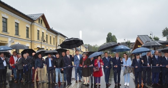 Dziś otwarto Zakopiańskie Centrum Komunikacyjne (ZCK), czyli odrestaurowane zabytkowe budynki stacji kolejowej wraz z placem dla komunikacji autobusowej oraz wielopoziomowym parkingiem. Pociągi odjadą z ZCK w grudniu.