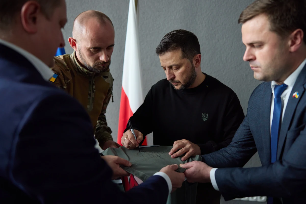 Wołodymyr Zełenski z niezapowiedzianą wizytą w Polsce. W Lublinie wręczył ukraińskie odznaczenia państwowe polskim wolontariuszom. "Dziękujemy całej Polsce za nieocenione wsparcie i solidarność, która pomaga bronić wolności całej naszej Europy!" - mówił ukraiński prezydent. 