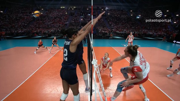 Sztab siatkarskiej reprezentacji Polski kobiet wykazał się iście sokolim okiem, decydując się na challenge w pierwszej akcji czwartego seta. Biało-Czerwoni poprosili o sprawdzenie akcji, po której Olivia Różański zaatakowała wyraźnie w aut. Okazało się jednak, że jedna z Amerykanek... musnęła koszulką siatkę i punkt powędrował do Polek.

