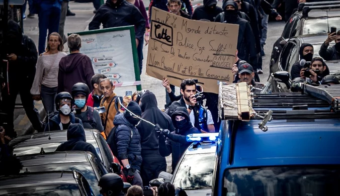 Protesty we Francji. Tłum zaatakował policyjny radiowóz