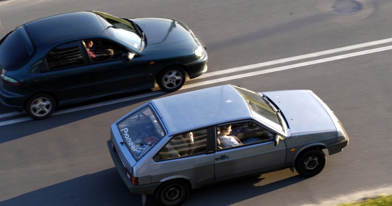Wyprzedzanie na podwójnej ciągłej. Mandatu nie dostaniesz, jeżeli spełnisz warunek
