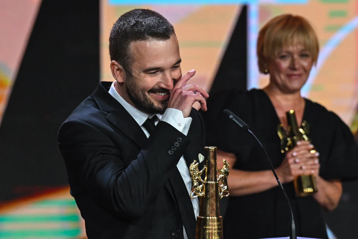 "Kos" Pawła Maślony został laureatem Złotych Lwów podczas sobotniej gali zamknięcia 48. Festiwalu Polskich Filmów Fabularnych w Gdyni. "Nagrodziliśmy film kompletny" - mówił przewodniczący jury Filip Bajon. Srebrnymi Lwami doceniono post-punkowy dramat psychologiczny "Imago" Olgi Chajdas.