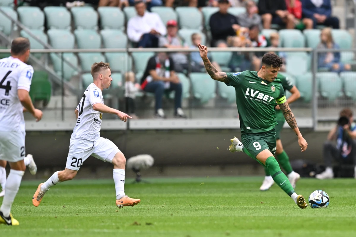 Piłkarze Śląska Wrocław, pokonując Piast Gliwice 1:0 odnieśli szóste z rzędu zwycięstwo, co jest ich historycznym osiągnięciem, i umocnili się na prowadzeniu w ekstraklasie.