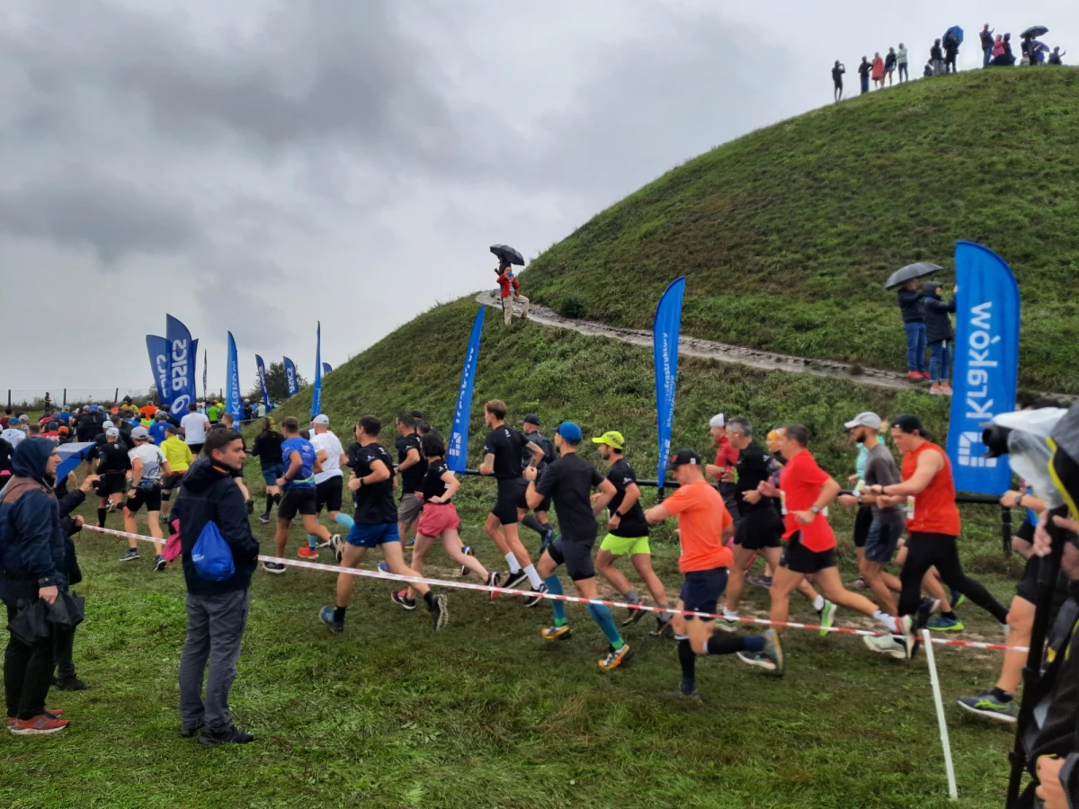 Kenijczycy David Kiprono Metto i Philice Cheboriot Kipkerio zwycięzcami PGE Energia Ciepła 16. Biegu Trzech Kopców. Zawodnicy mieli do pokonania około 13-kilometrową trasę pomiędzy trzema krakowskimi kopcami - Krakusa, Kościuszki i Piłsudskiego.